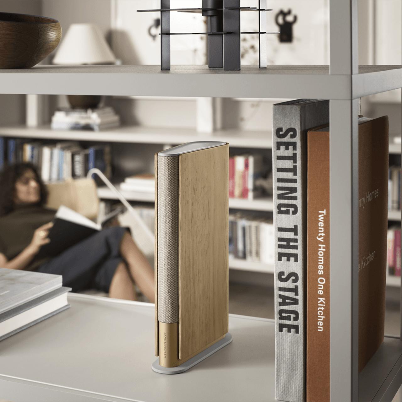 BANG & OLUFSEN が、B5判ブックシェルフ型スピーカー「BEOSOUND EMERGE