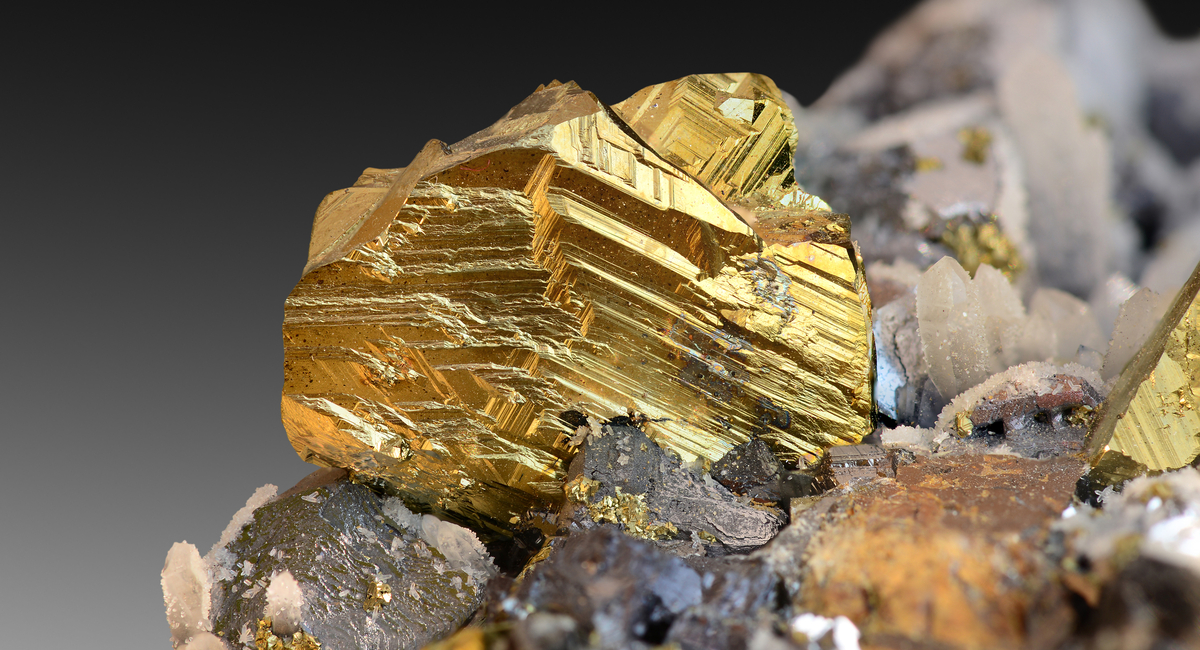 黄銅鉱チャルコパイライト｜パイライトとの違いは？酸化したら色が