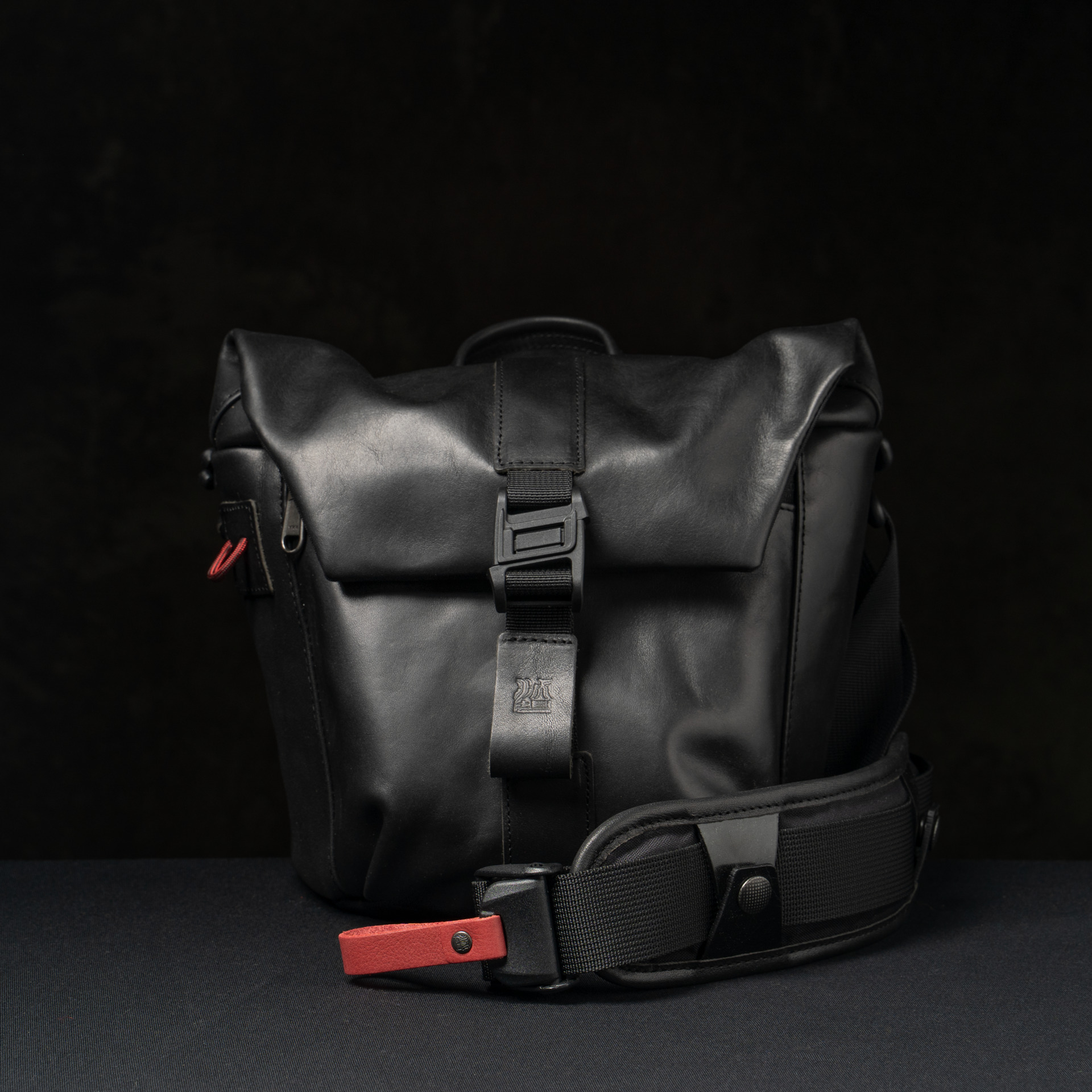 PILOT UPGRADE」レザー旅行向けカメラバッグ 3.5L - カメラバッグ & 日