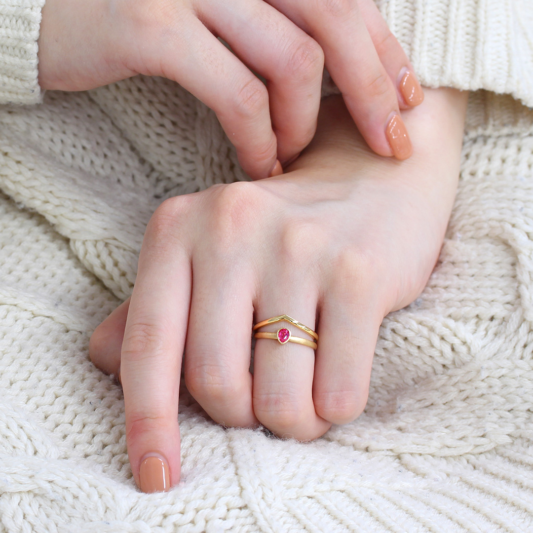 ビズー公式】ゴールド K18(18金) 重ね付け Vラインリング レスポワール