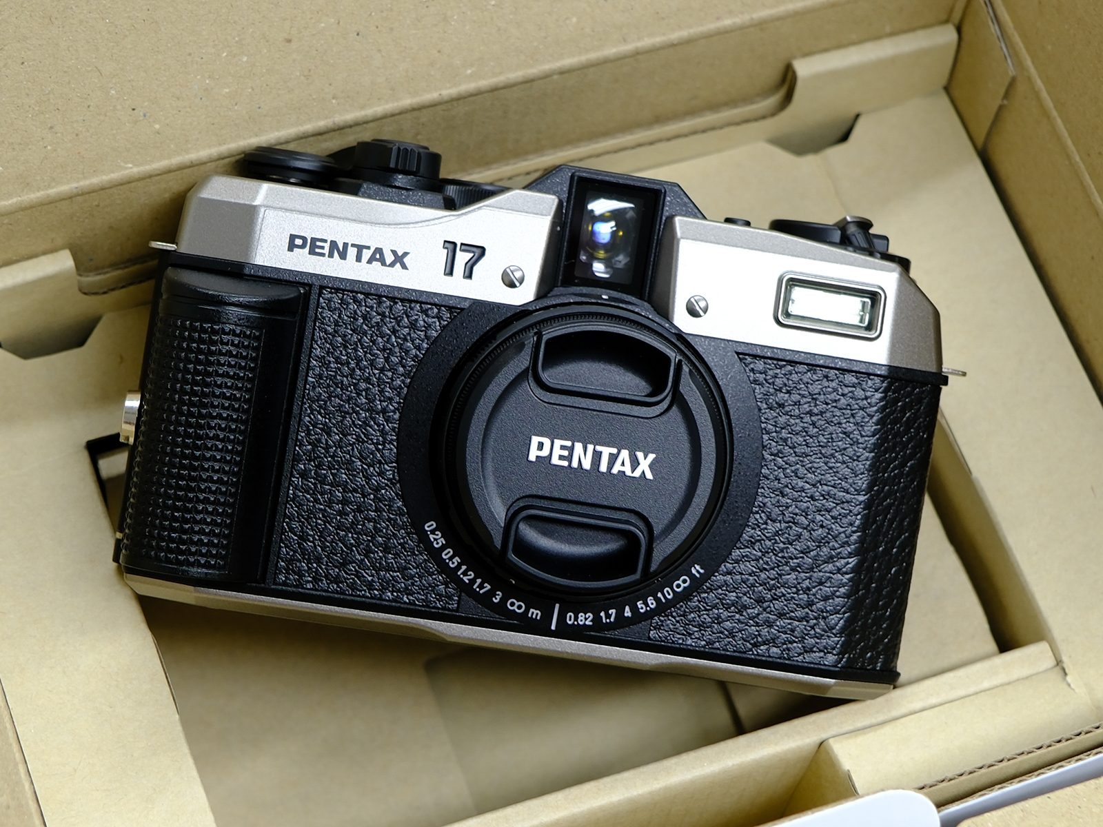 実機速報】フィルムカメラ新モデル「PENTAX 17」のデザインに詰め込ま