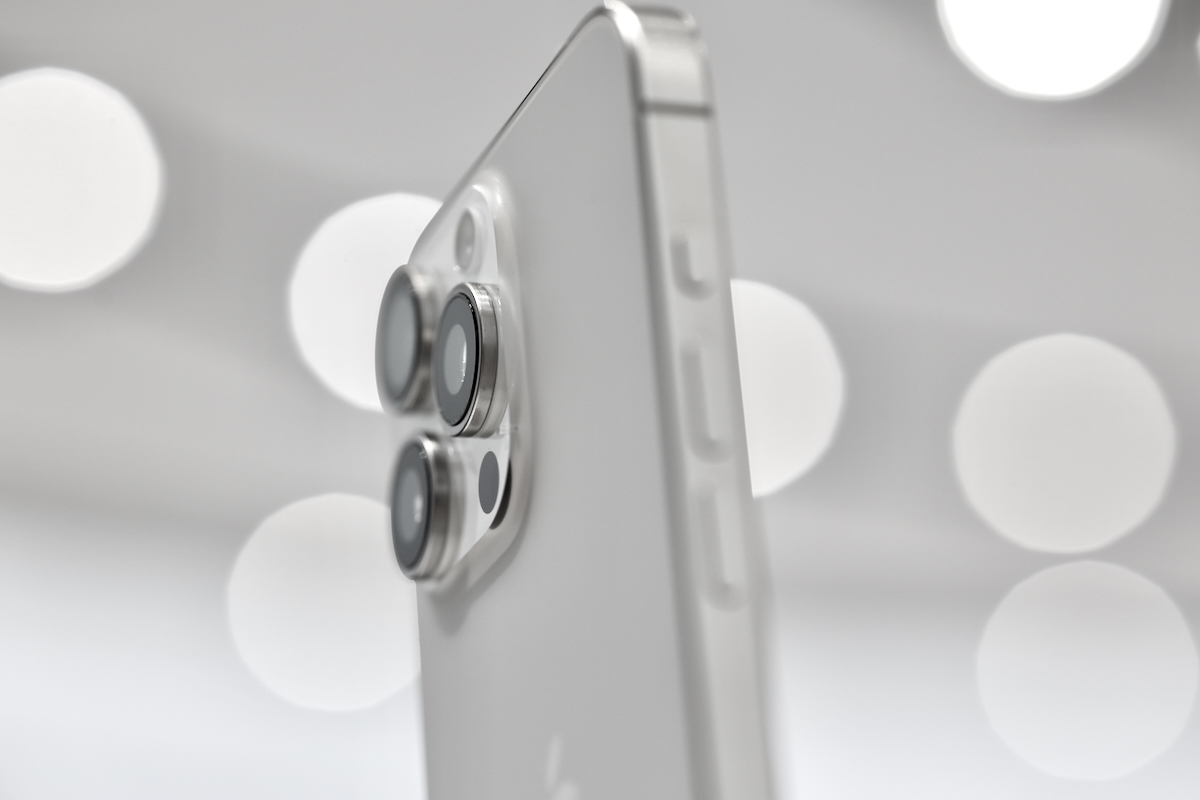 新しいiPhoneはハダカで使いたいほど美しい【iPhone 15】 | Dig-it