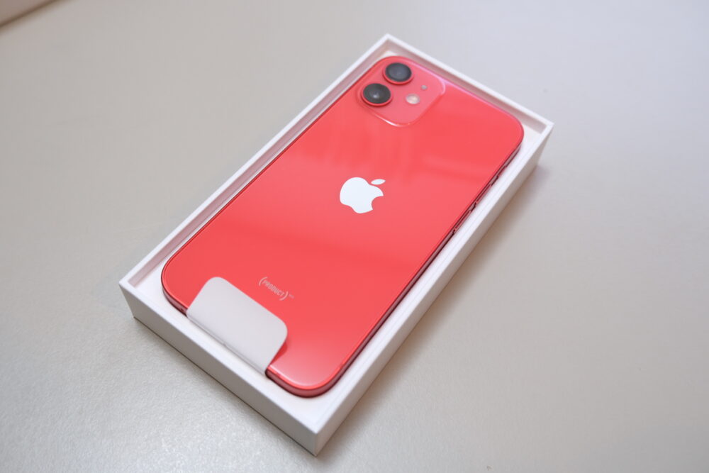 手のひらサイズの小さいiPhone12 mini赤色の購入レビュー | デジモット