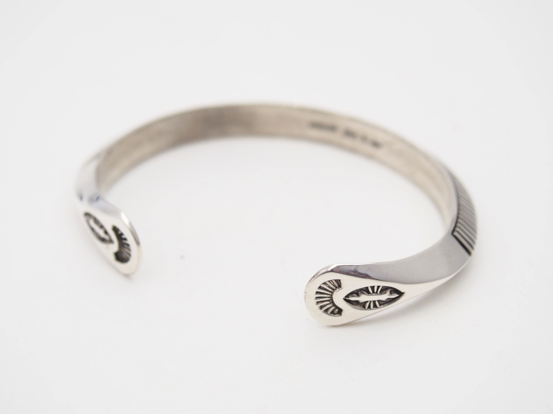 バングル、ブレスレット石なしのLyle Secatero トライアングルバングル