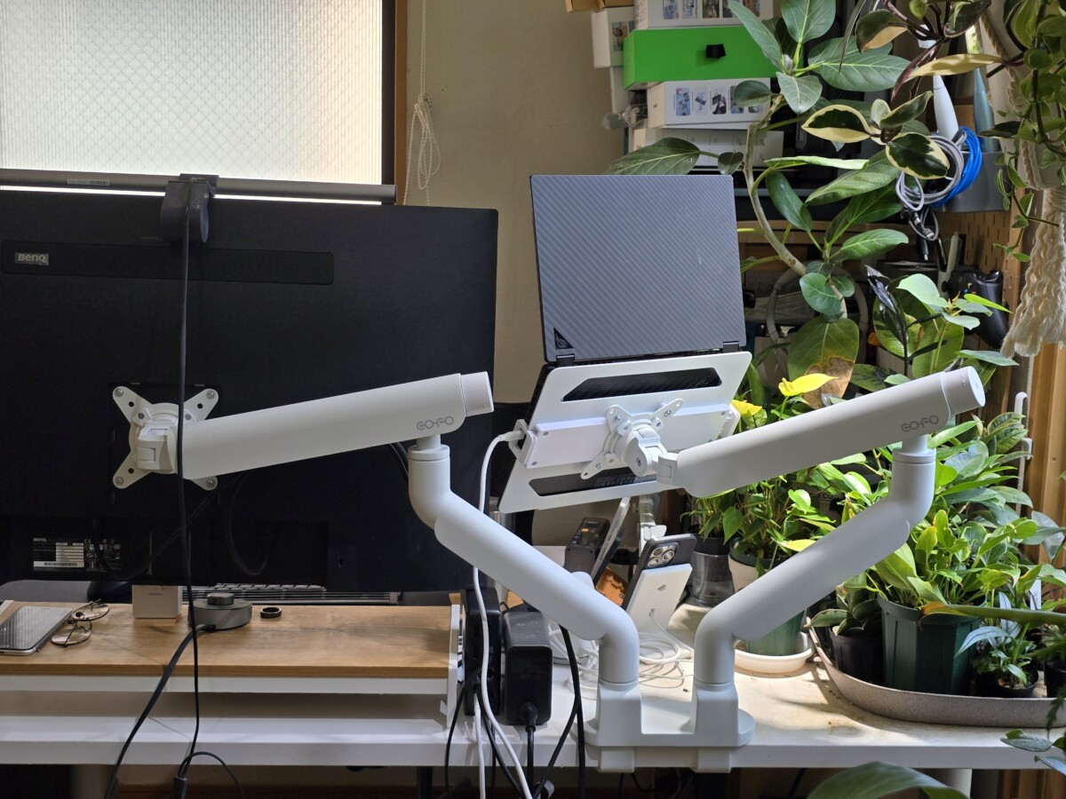 軽い力でも動かせる、スッキリしたデザインの「COFO 無重力モニター