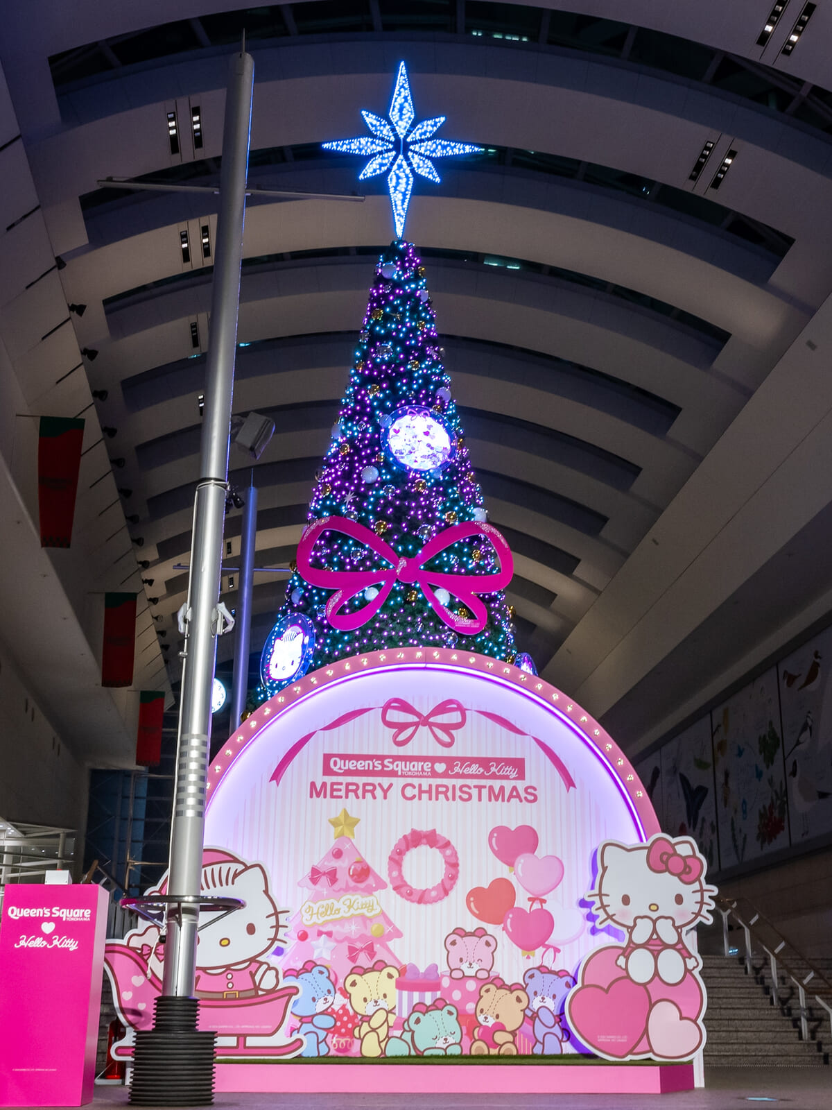 ハローキティとディアダニエルのツリーやアーチ！クイーンズスクエア