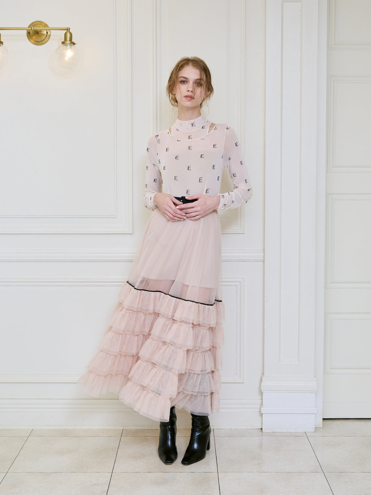 モノグラムカットアウトチュールトップス