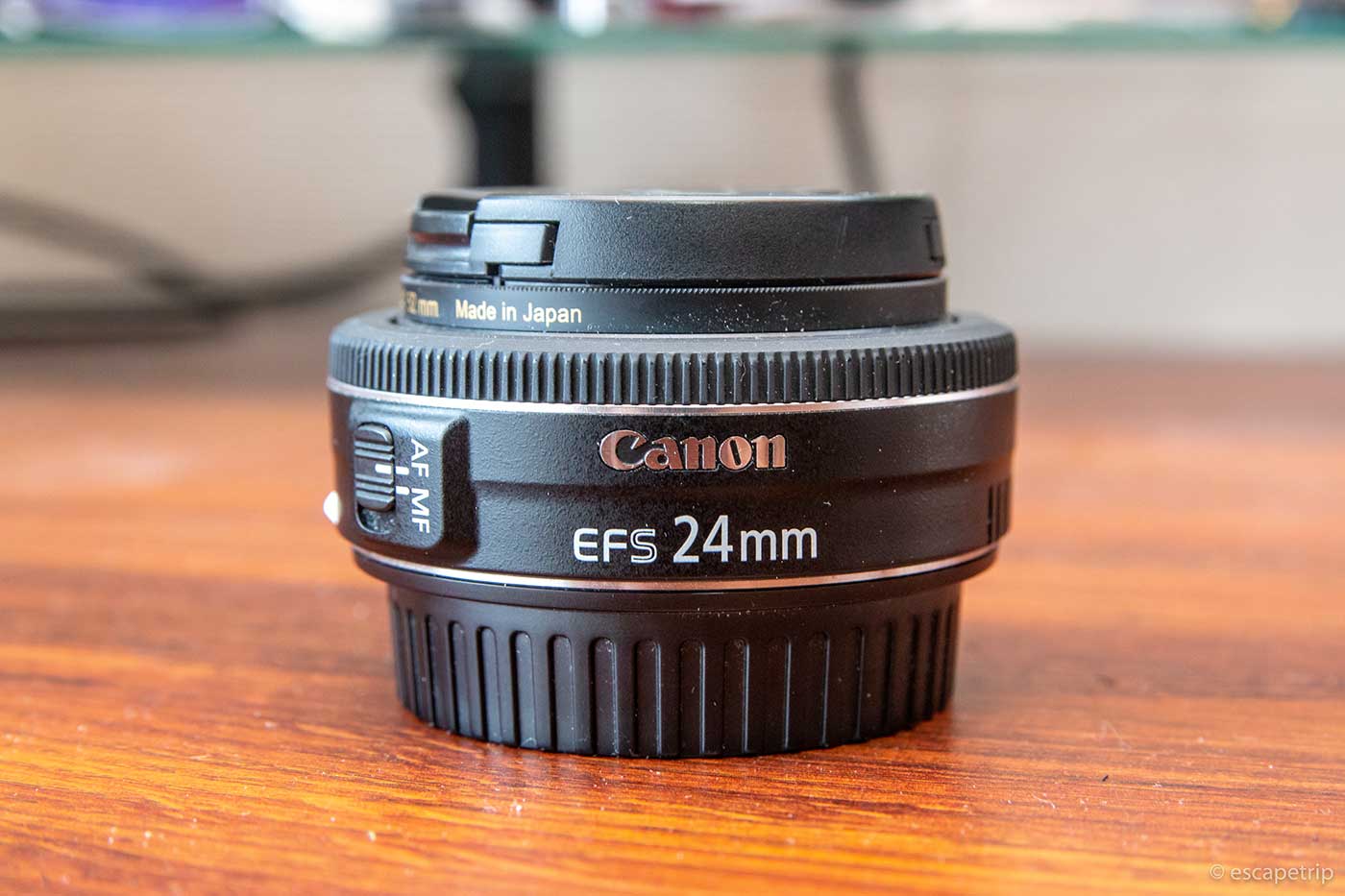 キヤノン24mmパンケーキレンズ「EF-S24mm F2.8 STM」。薄くて軽く