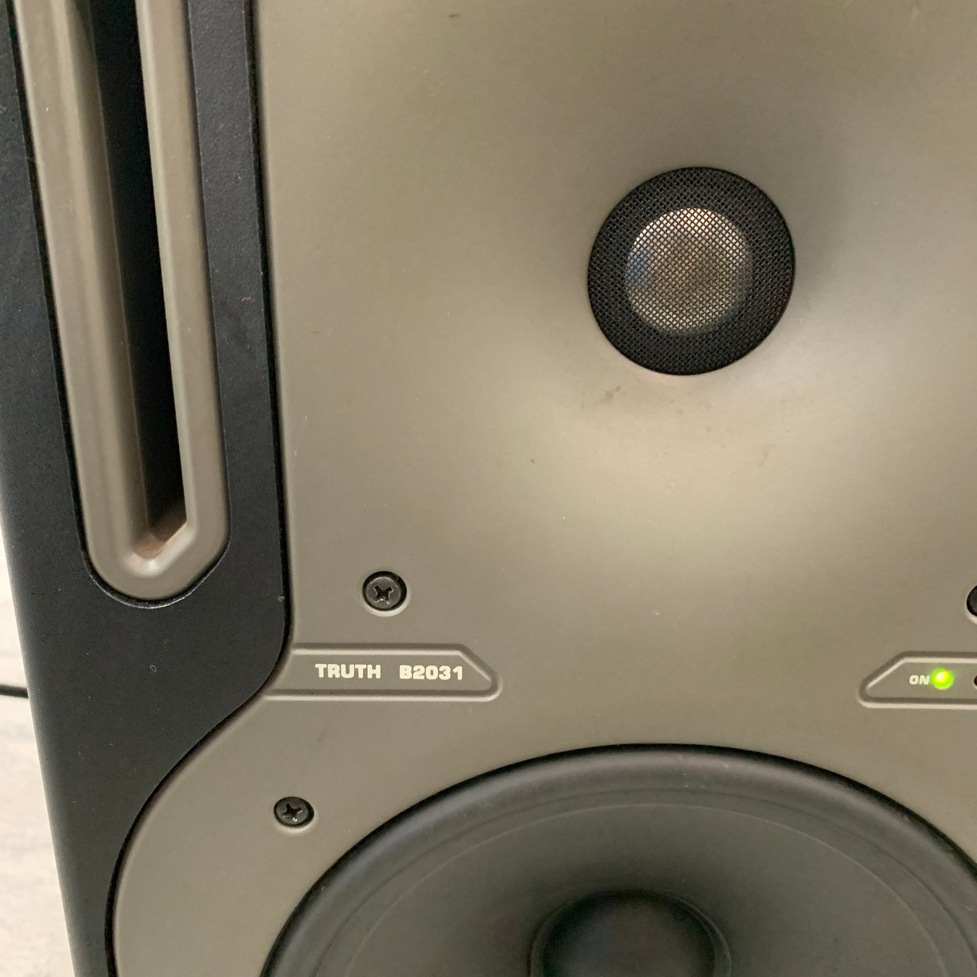 Behringer Truth B2031 Active High-Resolution Studio Monitor