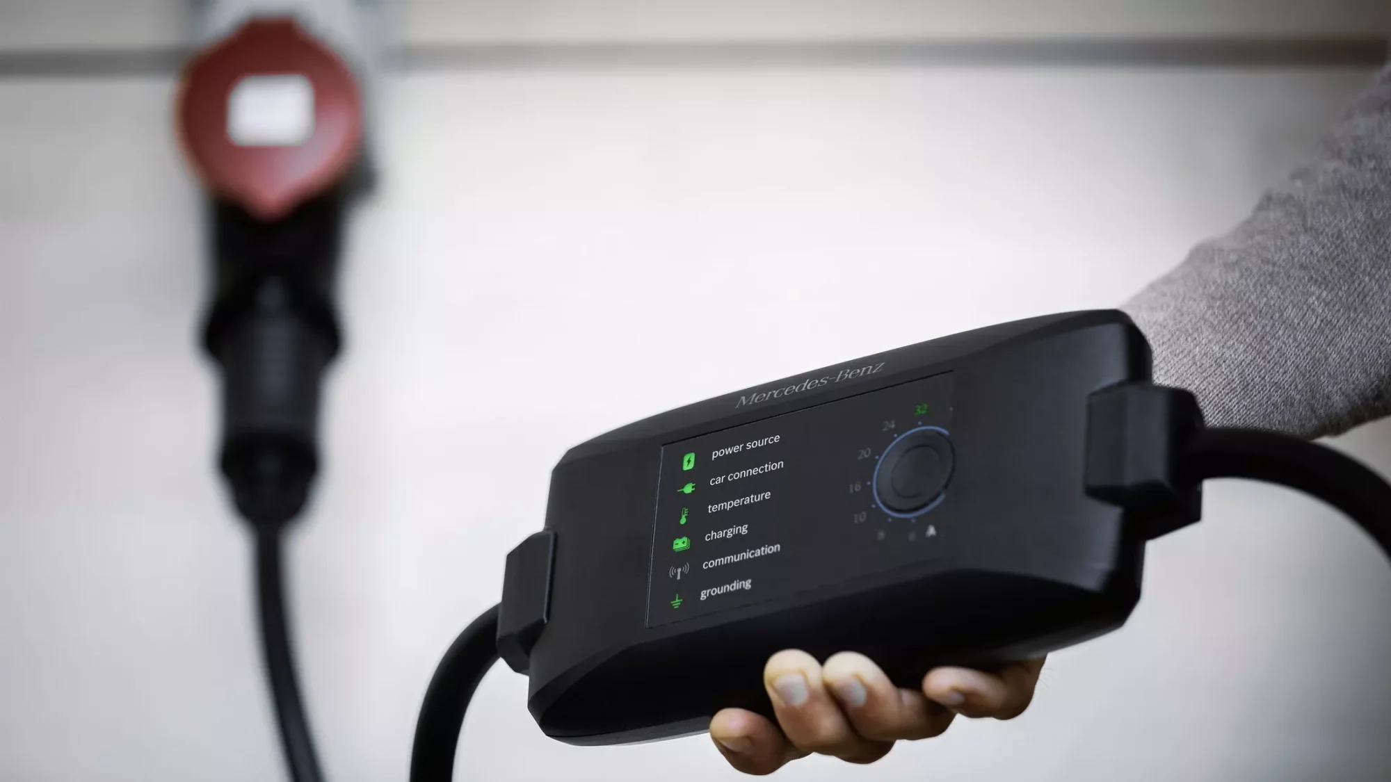 どこでも簡単にEV充電ができる？ メルセデス・ベンツが携帯充電器を