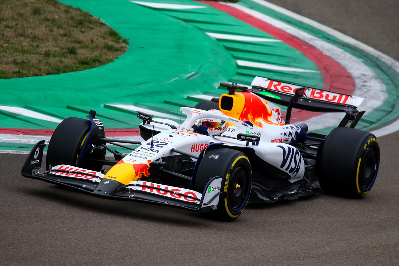 レーシングブルズ 角田裕毅が2025年F1マシン『VCARB 02』をシェイク