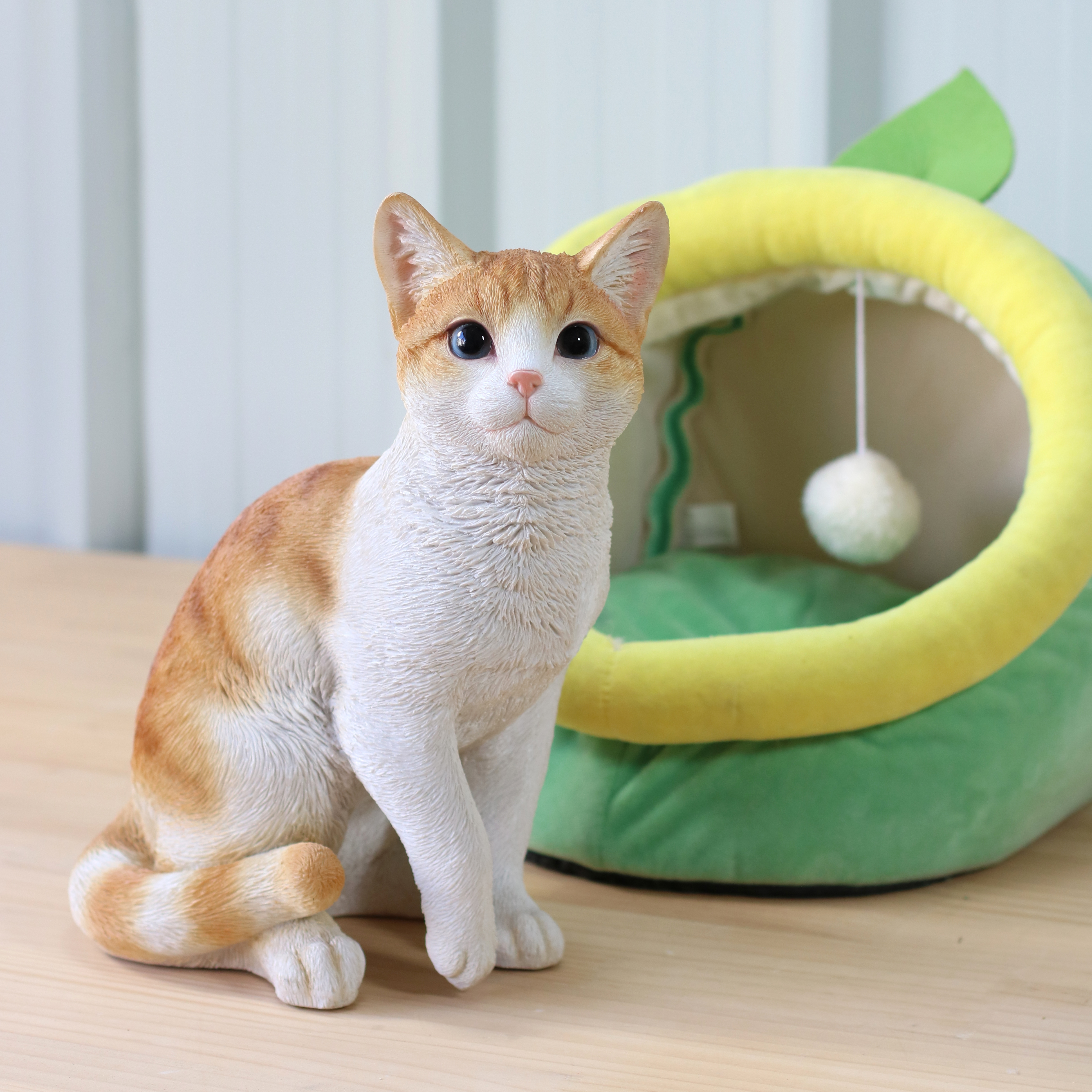 右向きお座り茶トラ白猫（中） | 業者様向け・WooBia仕入れサイト