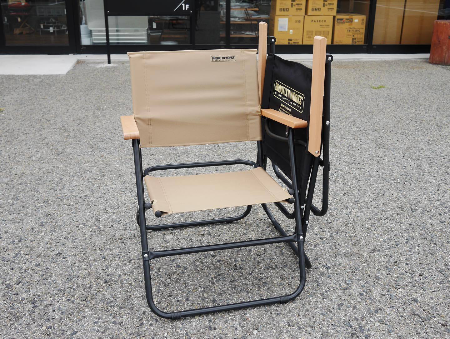 前回入荷時即完売したブルックリンワークスのチェアが再入荷です