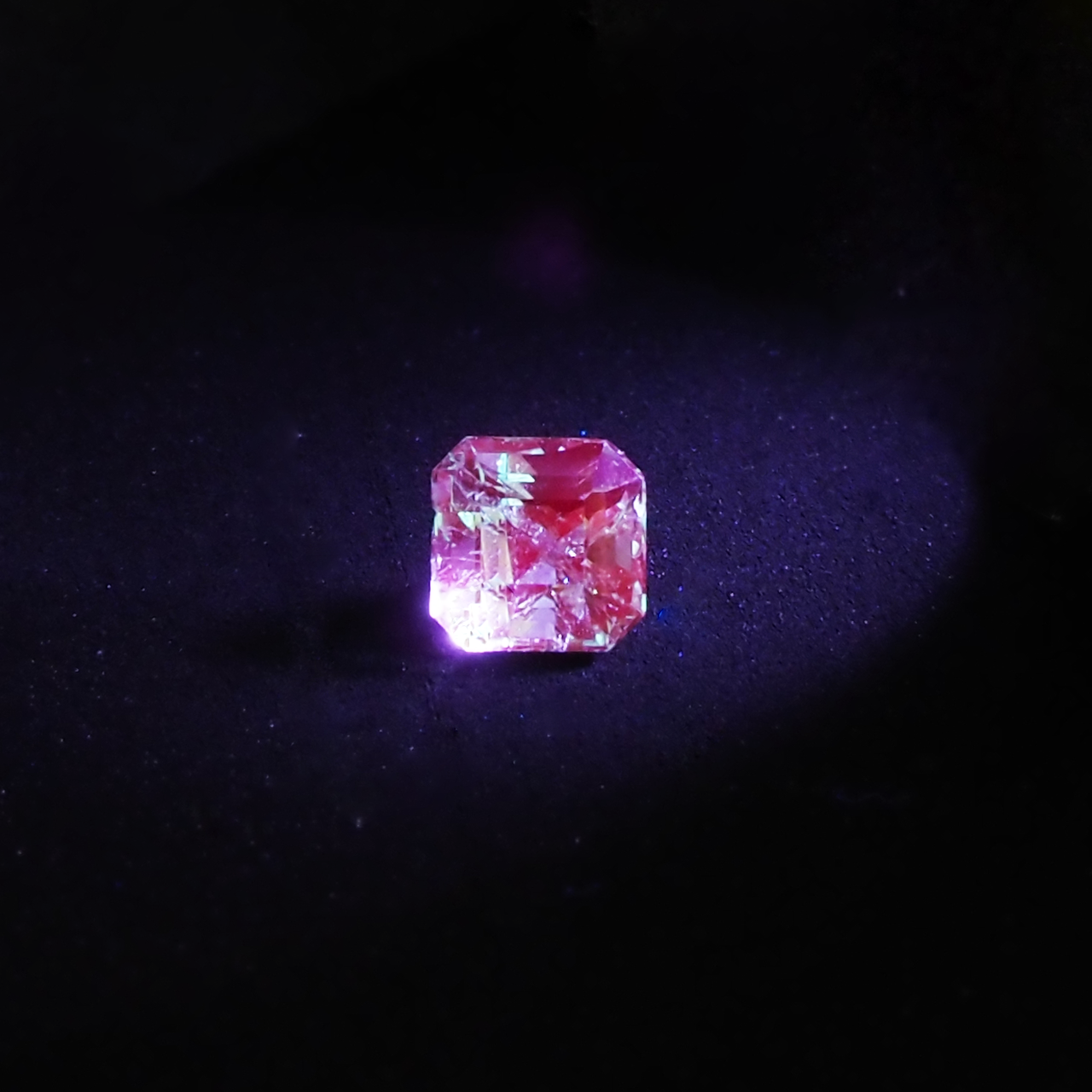 UVカラーチェンジ】蛍光エメラルド 0.3ct | まるむ商会