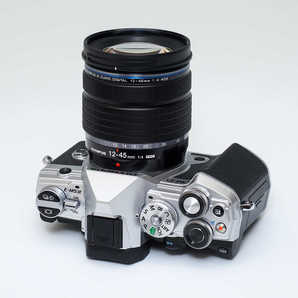 とことん“寄れる”コンパクトで高品質な標準ズーム「M.ZUIKO DIGITAL ED