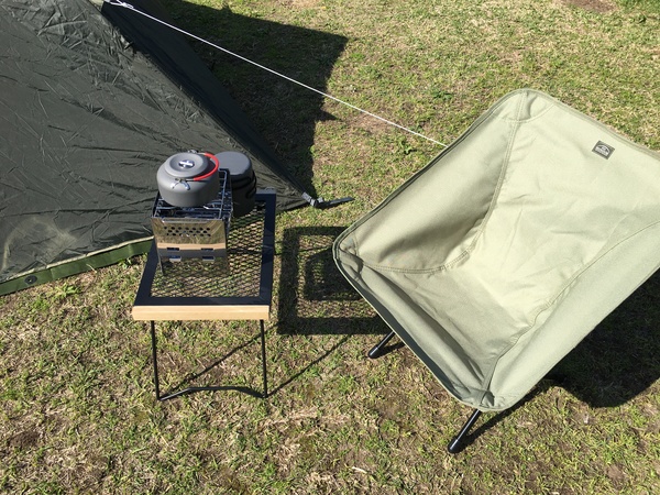 ソロキャンプのテーブルは高さが大事！軽量モノおすすめ13選 | キャンプ