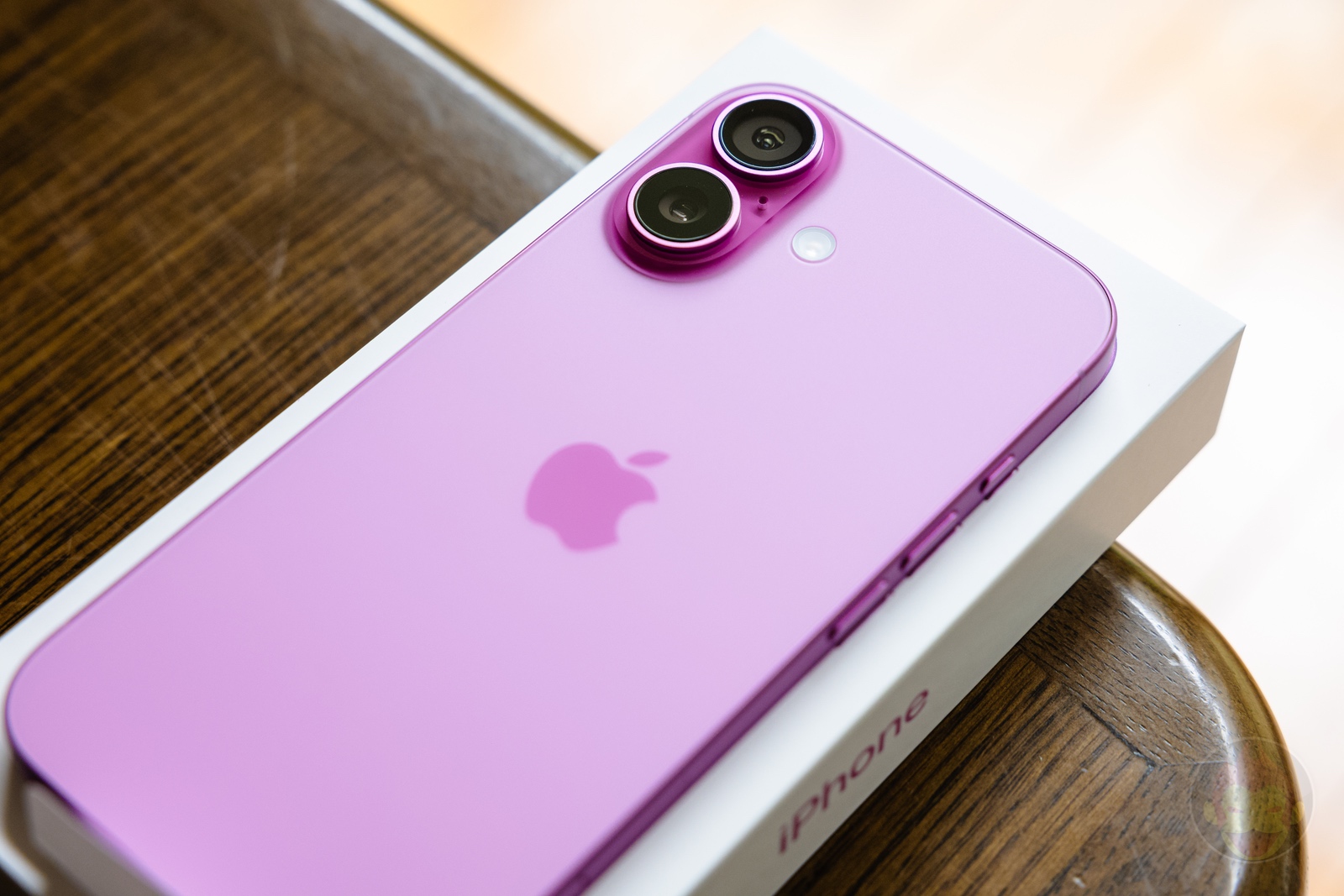 iPhone 16のピンクを開封の儀。……え、ピンク？ | ゴリミー