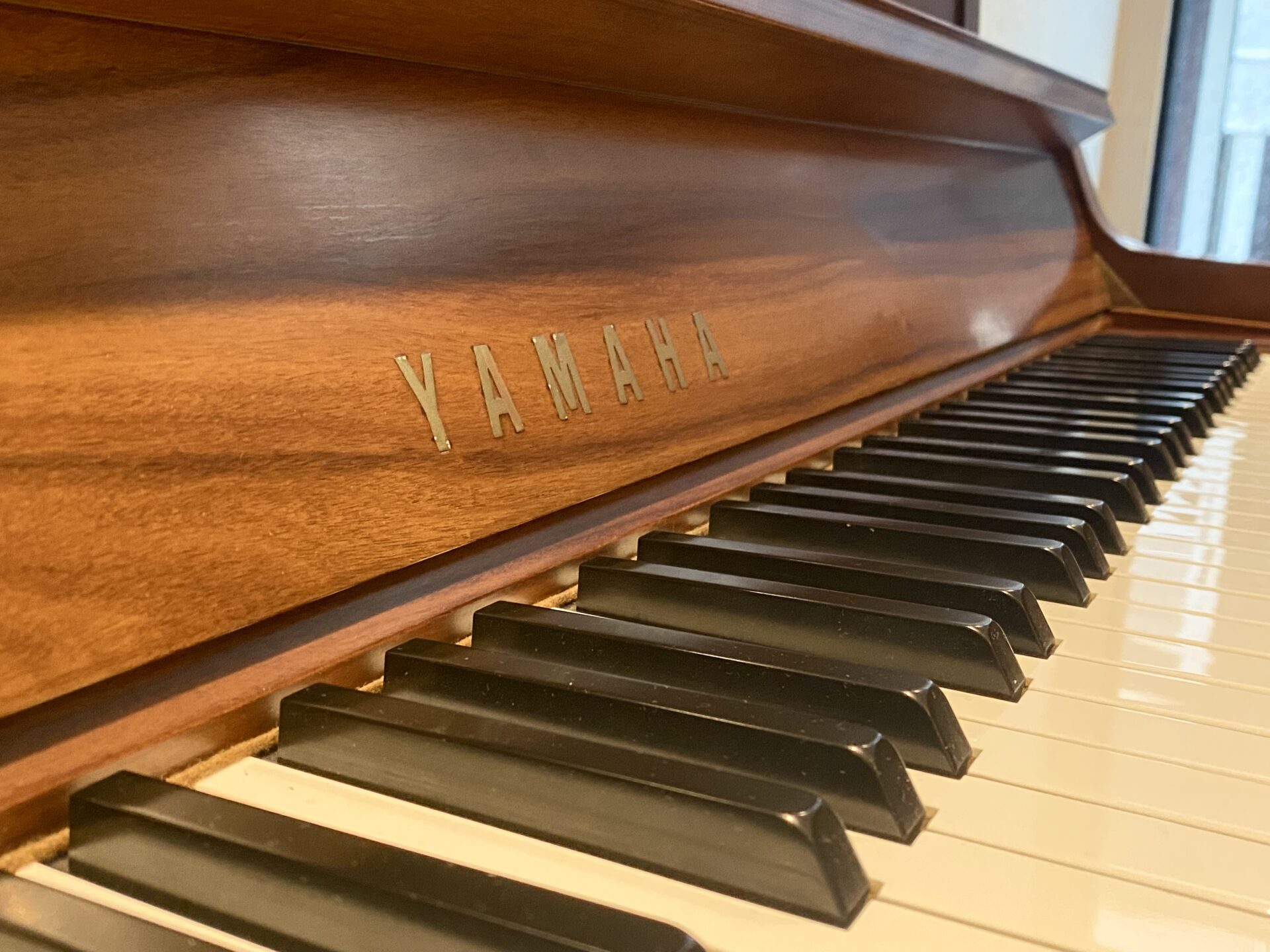 YAMAHAの高級モデル 希少ローズウッド材の外装 W101 ※SOLD | 浜松ピアノ社