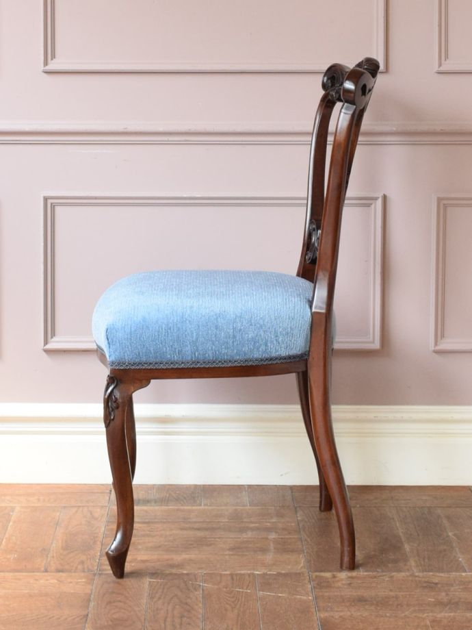 アールヌーヴォーデザインの背もたれにうっとりする、透かし彫りが