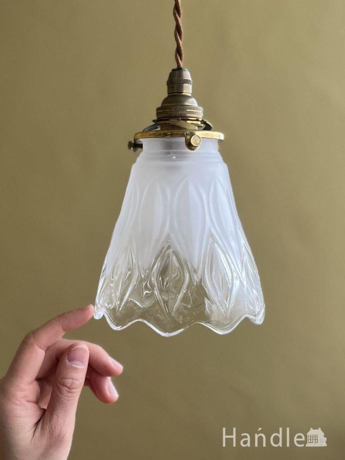 リーフの模様が美しいフロストガラスシェードのペンダントライト