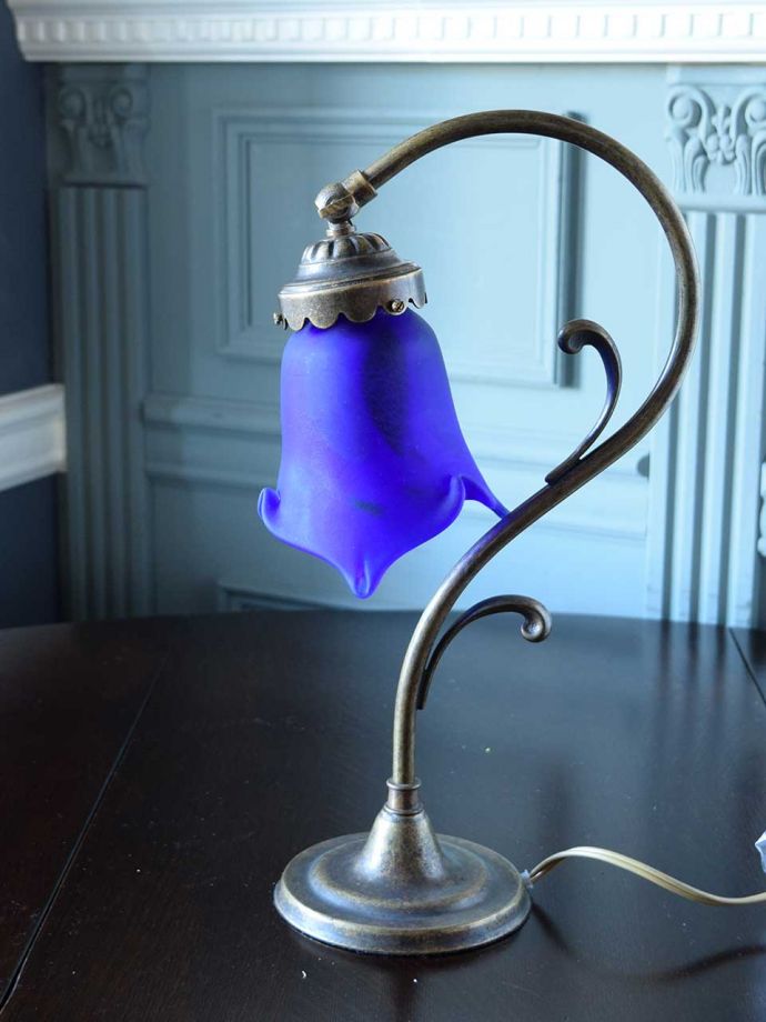 フランスのおしゃれなテーブルランプ、ガラスシェードのアンティーク風