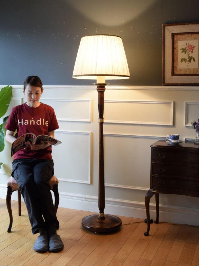 イタリアから届いたおしゃれなフロアランプ、アンティーク風の照明器具