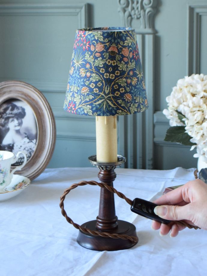 ネイビー色のヒヤシンス柄のシェードがおしゃれな、アンティーク調の