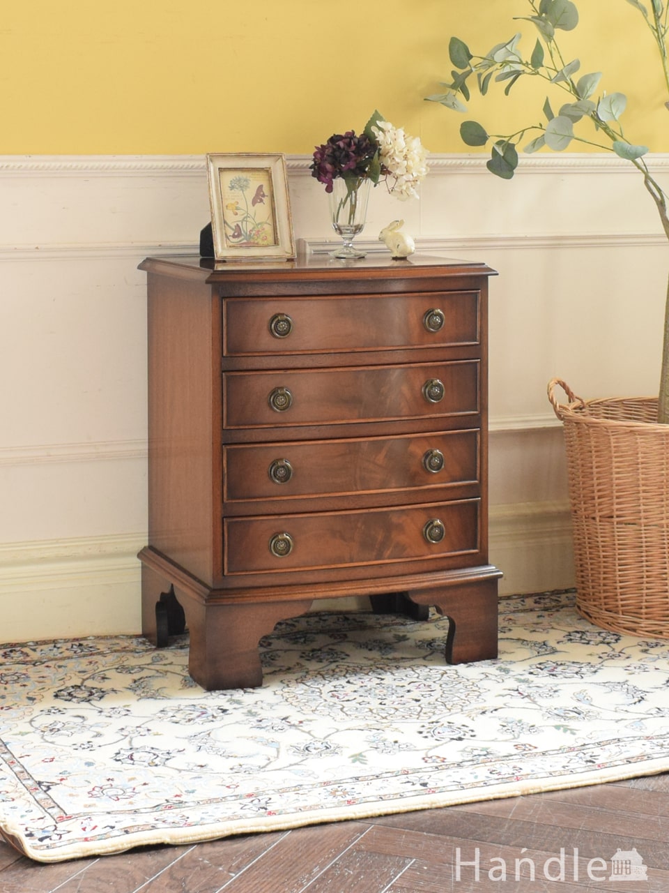 アンティークのおしゃれなチェスト、ウォールナット材の杢目が美しい