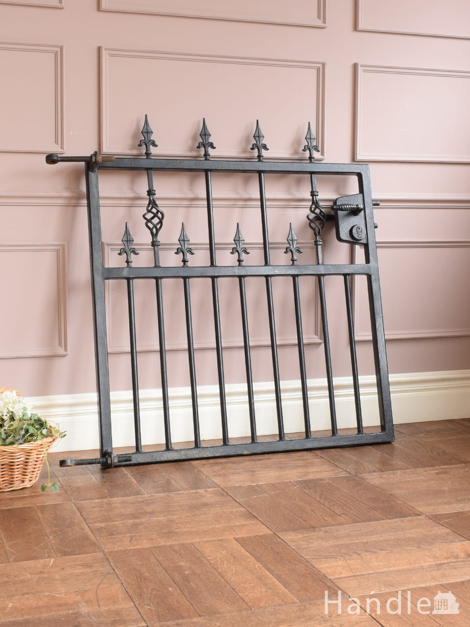 フランス見つけた素敵なインテリア、アイアン製のアンティークワイン