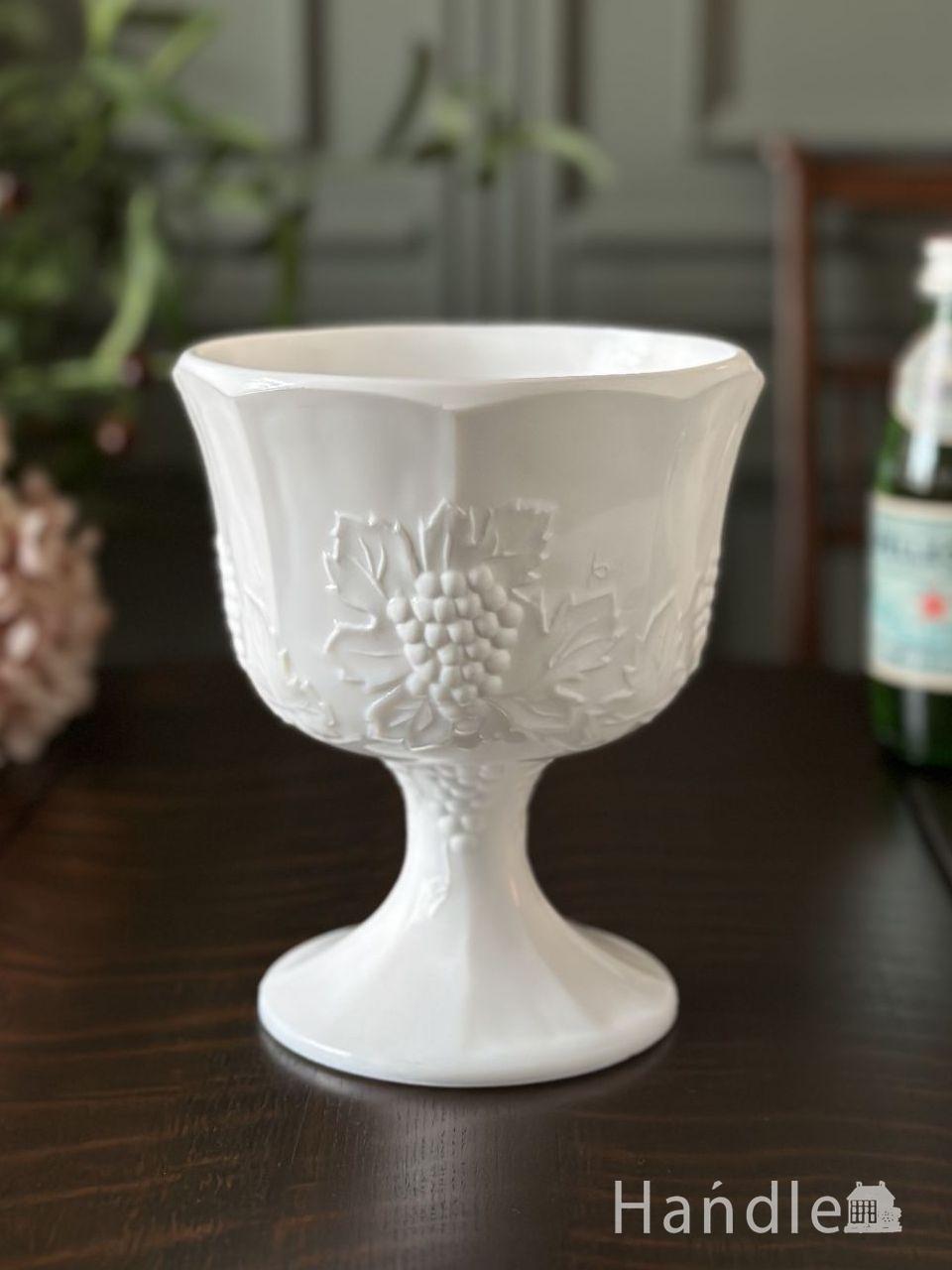 滑らかなミルクガラスをそのまま楽しむ、美しいガラスコンポート(m