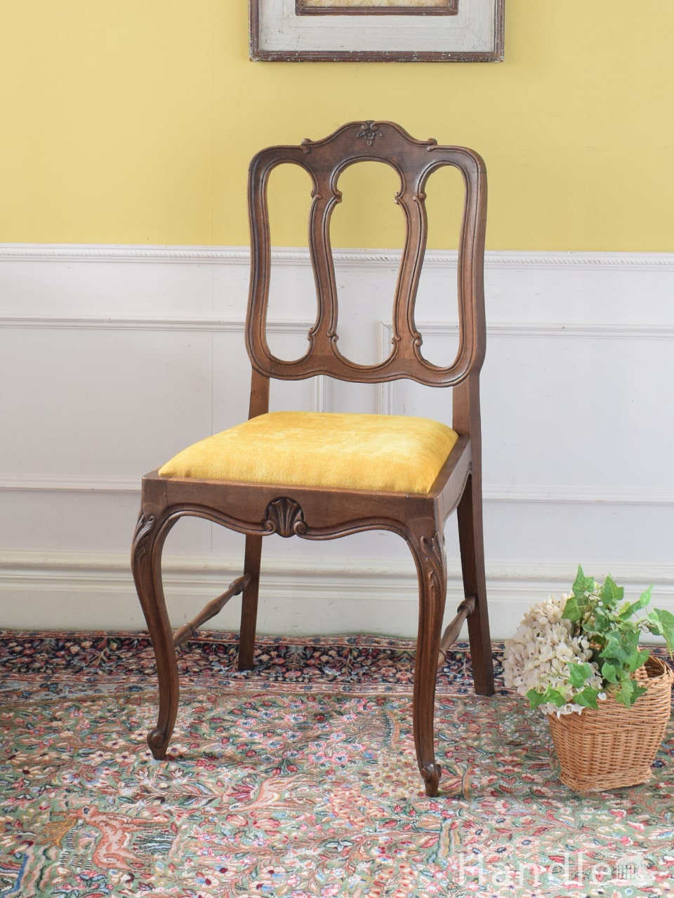 装飾が美しいフランスで見つけた、エレガントなアンティークダイニング