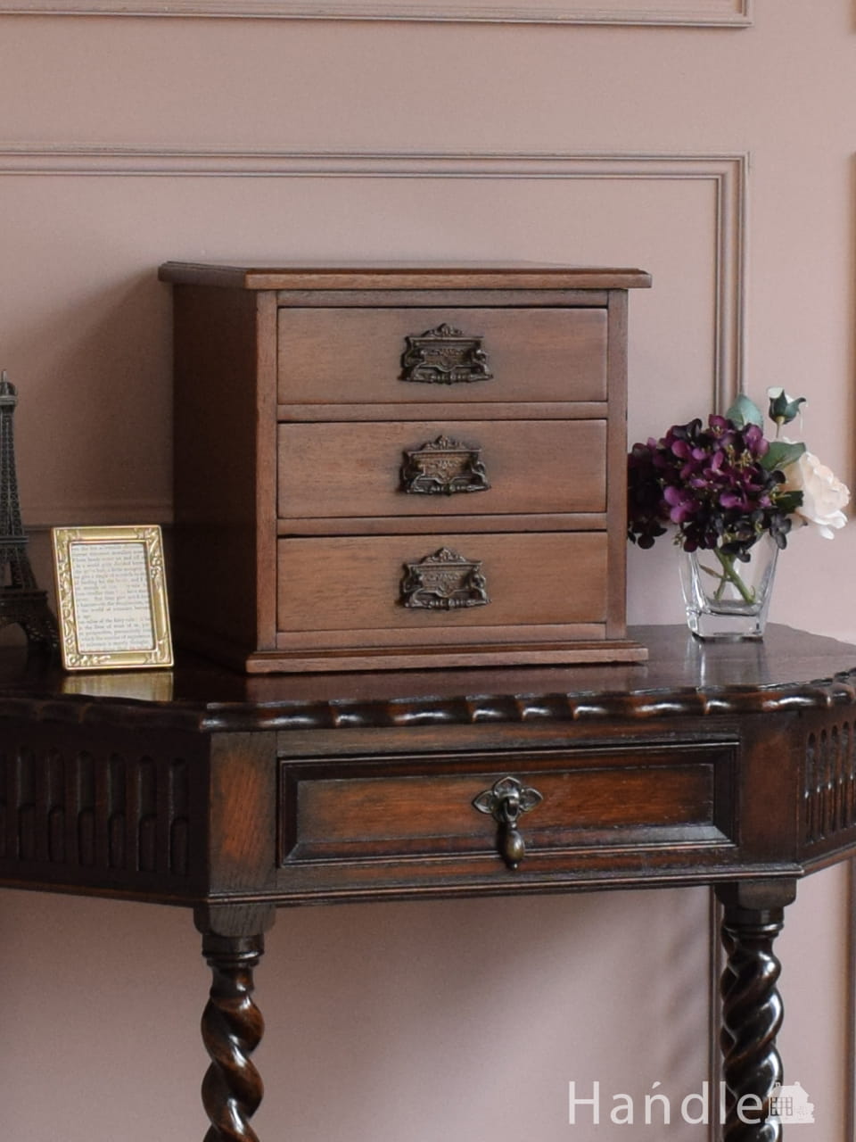 イギリスのアンティークキャビネット、ステンド扉と彫りが美しいブック