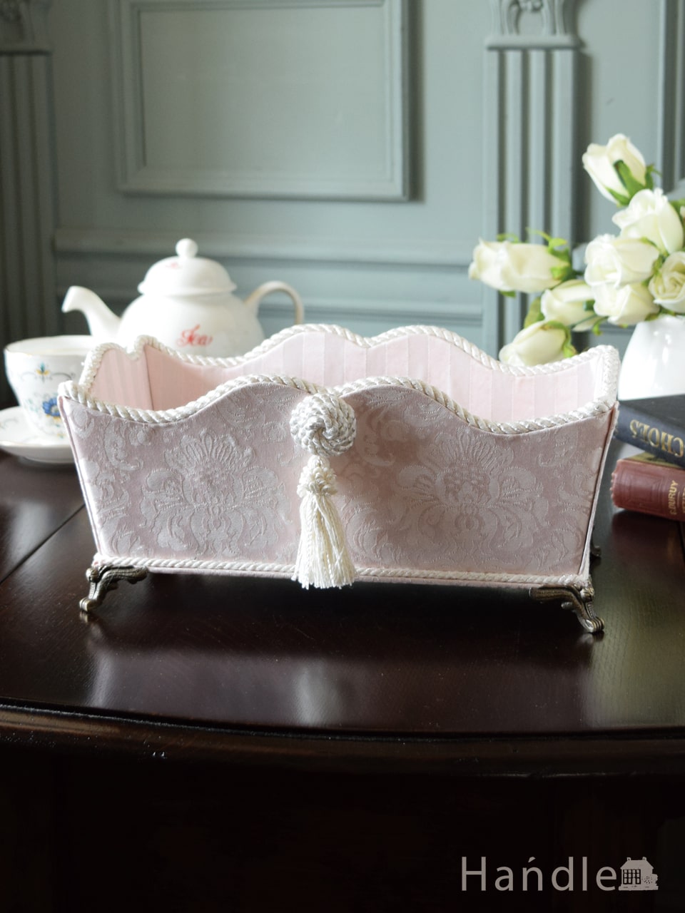 おしゃれな猫脚が付いた小物入れ、ジェニファーテイラーのインテリア