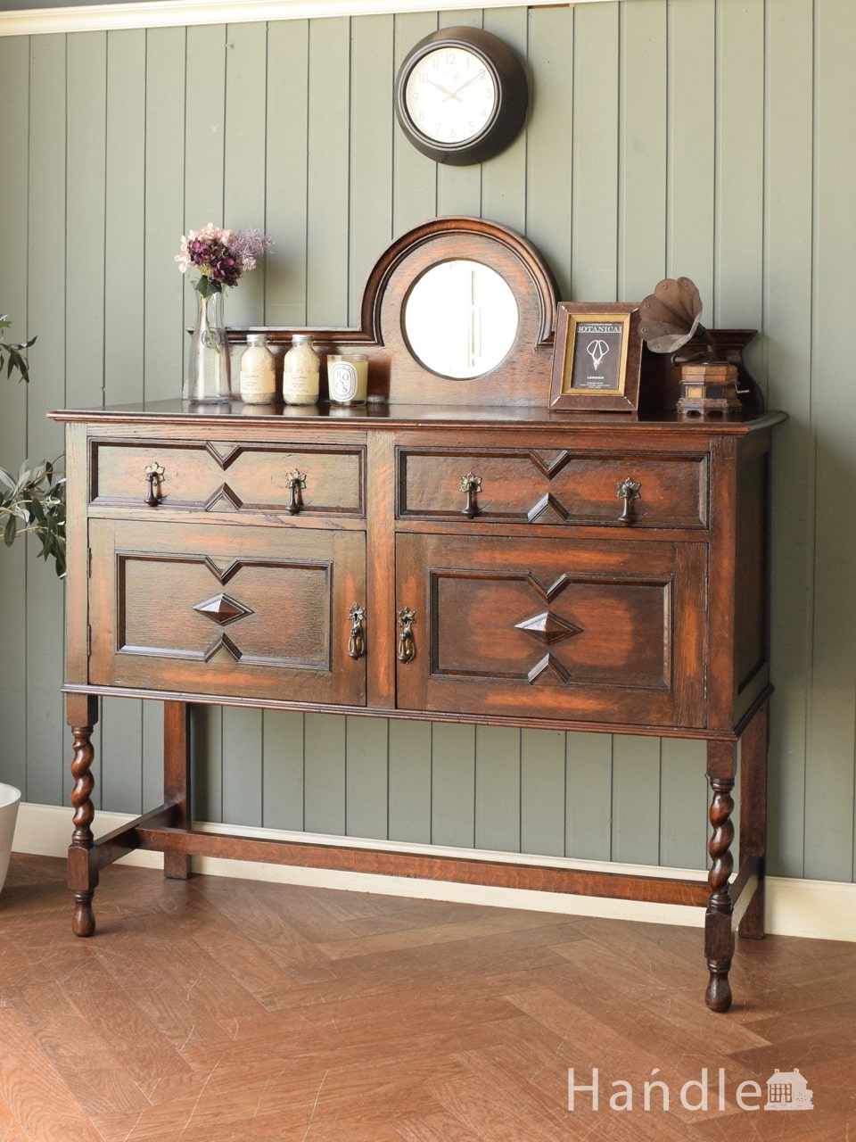 猫脚が美しいサイドボード、木目や透かし彫りから高級感溢れる英国