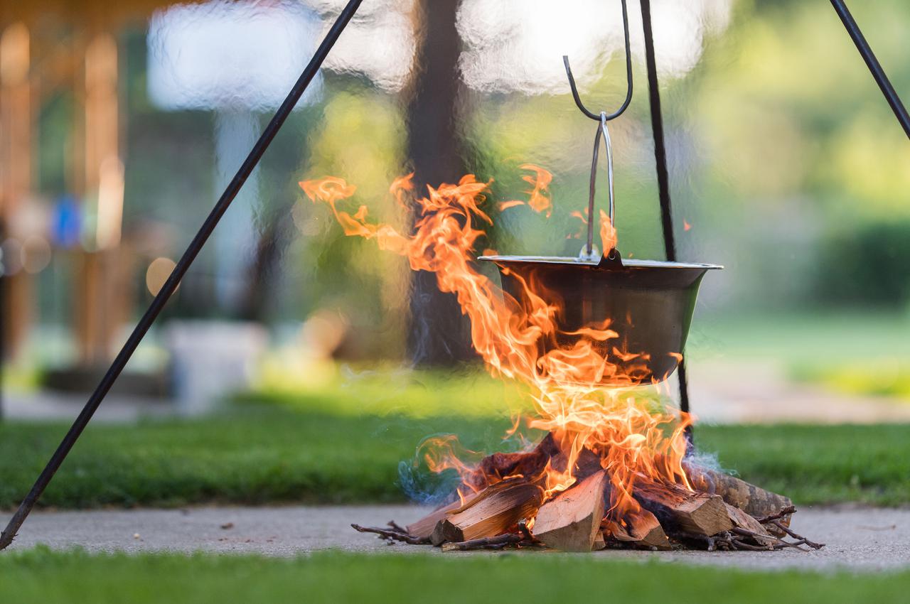 焚き火料理に便利な『トライポッド(三脚)』を自作 木や枝を使って鍋