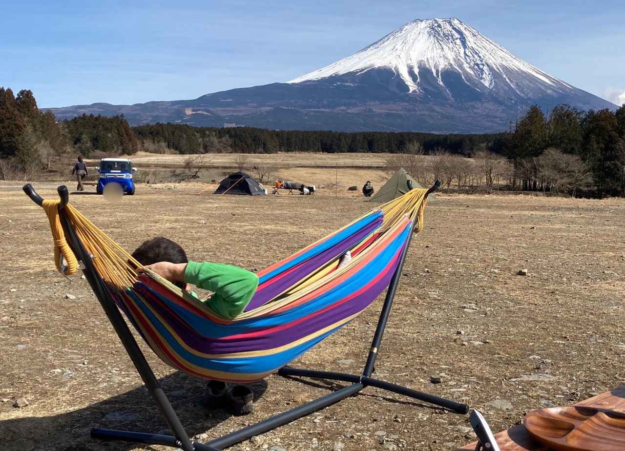 徹底レビュー】ビブレ「自立式ハンモック」 キャンプ場でも室内でも