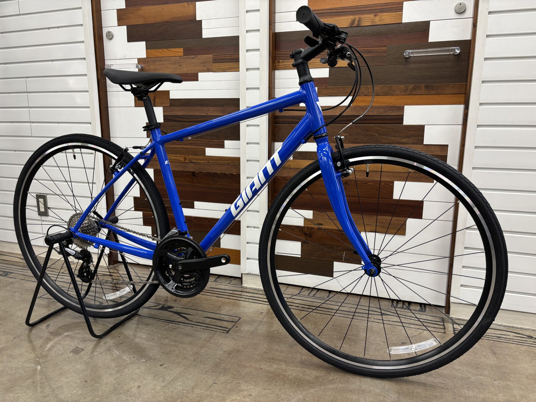 GIANT クロスバイク ESCAPE R3 2024モデルとGRAVIER Disc 2025モデル