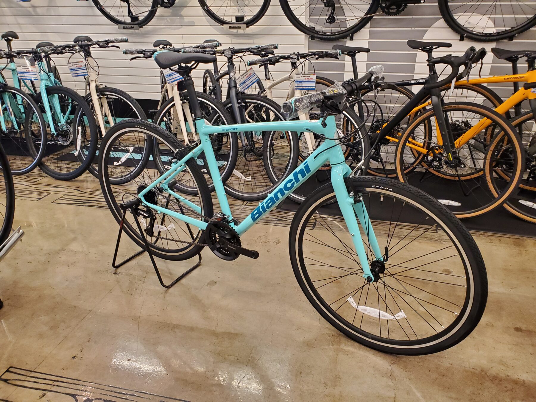 Bianchi クロスバイクモデルが各サイズ入荷してきております！｜バイク