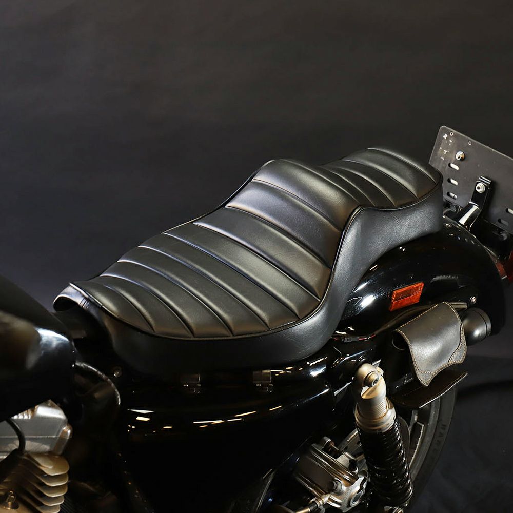 GLEAMING WORKS スポーツスター、コブラ シート ブラック |ハーレー