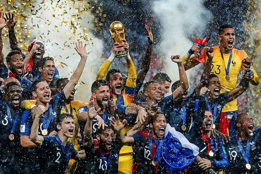 運搬は「ルイ・ヴィトン」で W杯トロフィーの価値 日本人選手が触れ
