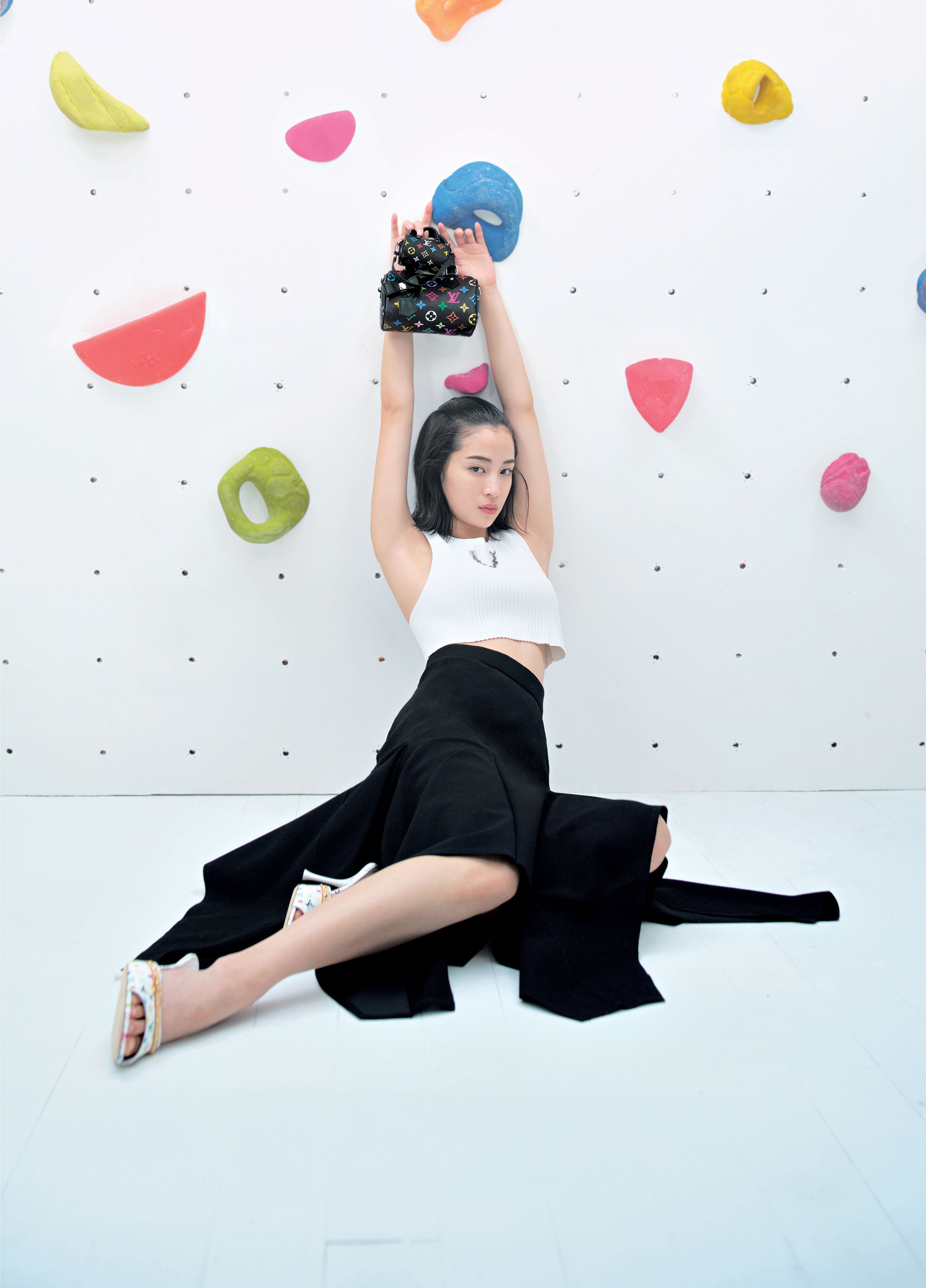 広瀬すずとルイ・ヴィトン、アートなモードとたわむれて｜ハーパーズ