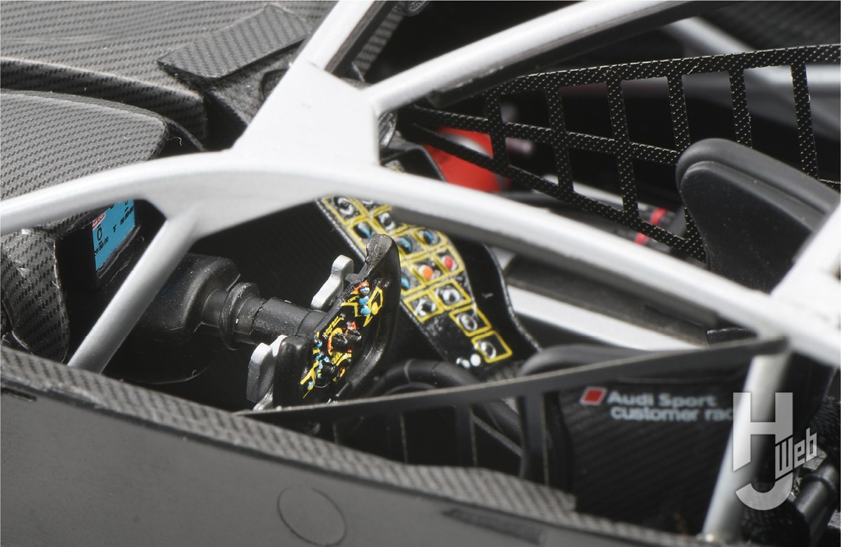 24時間耐久レースの優勝車「アウディ R8 LMS EVO」を付属の大判