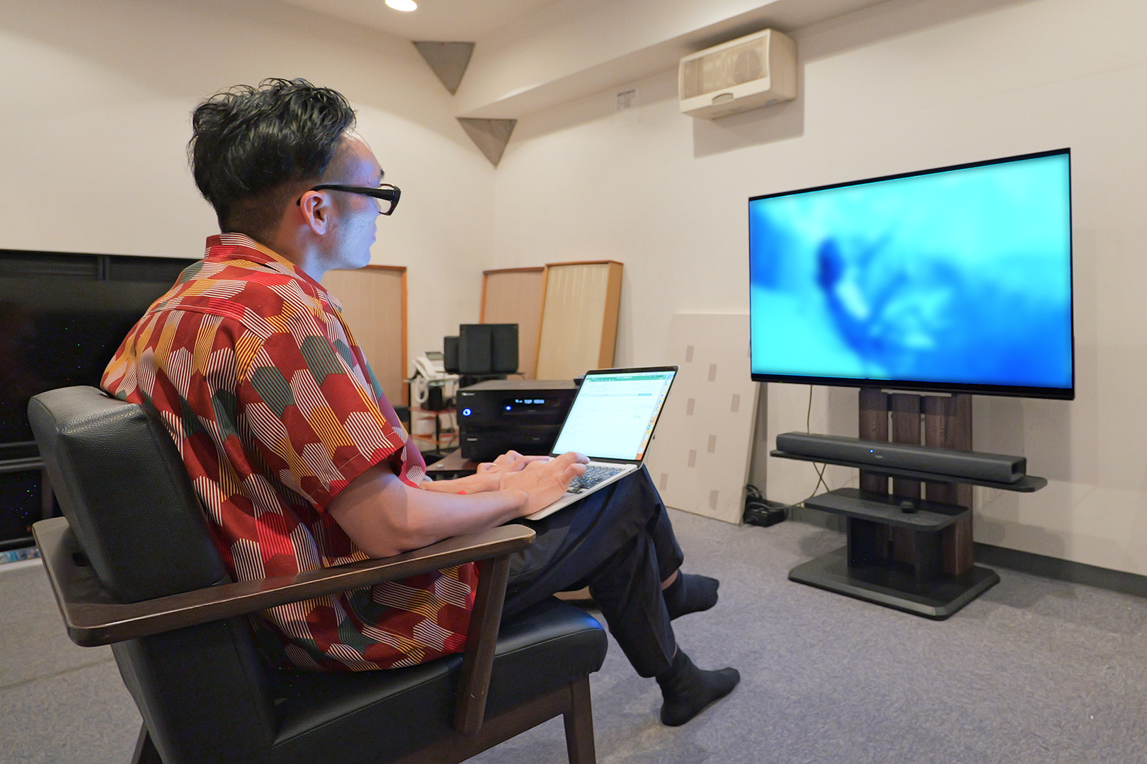 ミニマルテレビシアターのススメ・50インチ級TVのサウンドバーは“設置