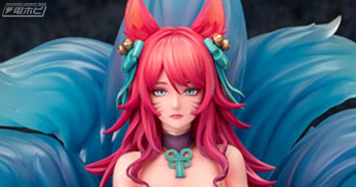 胸元が大胆に開いた衣装から見える豊満バスト＆チラリと見える太ももが