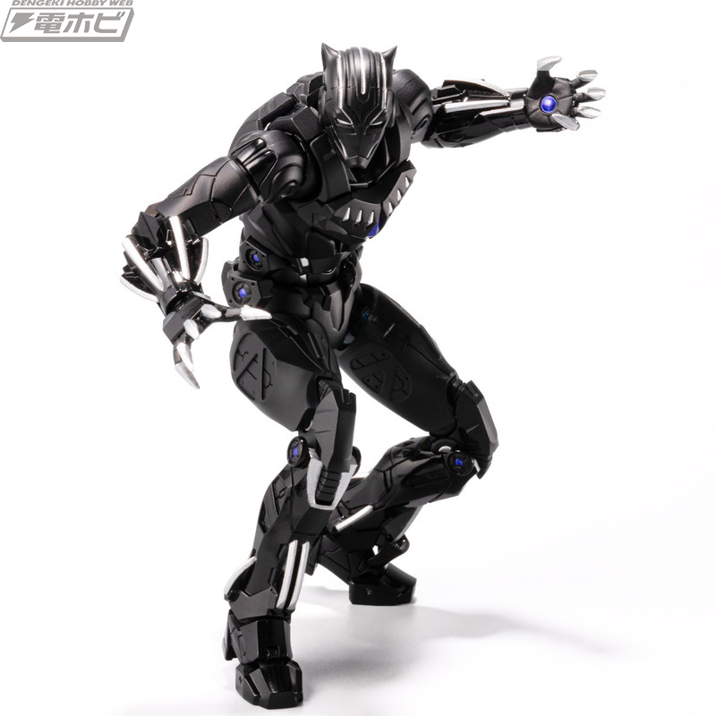 ワカンダのスーパーヒーロー・ブラックパンサーのスーツをトニー