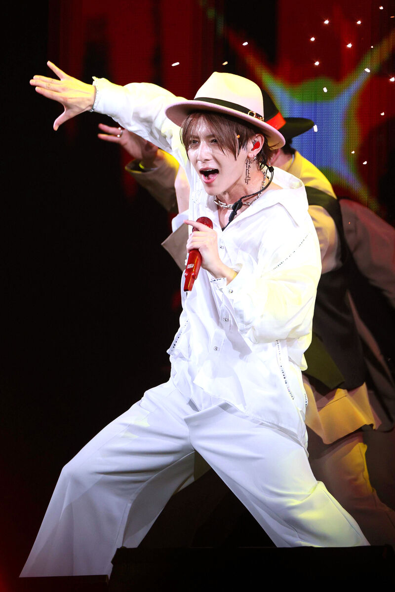 山田涼介初のソロツアー「RED」でアリーナ赤一色 キュートな笑顔