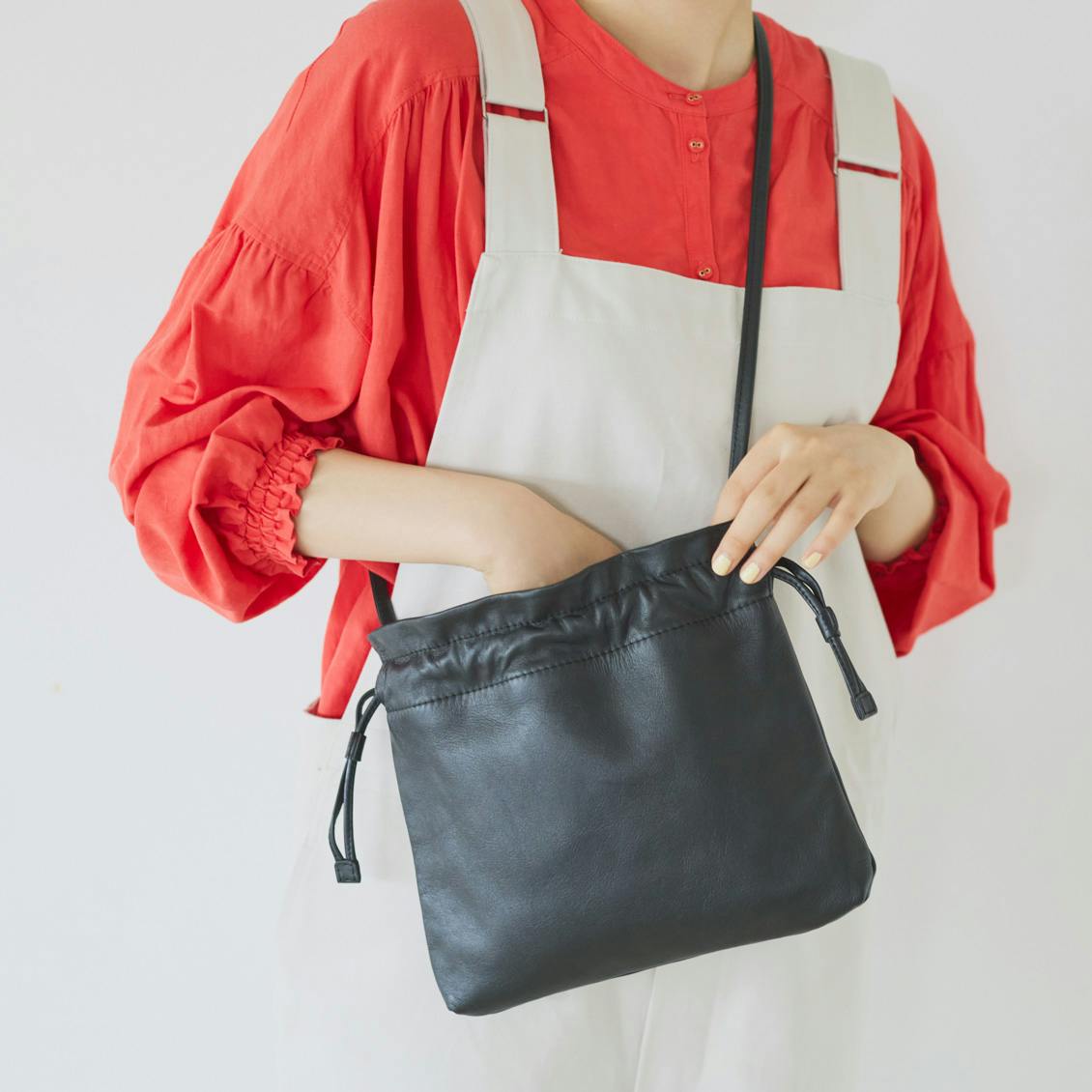 仕分け上手なレザーの巾着ポシェット - 北欧、暮らしの道具店