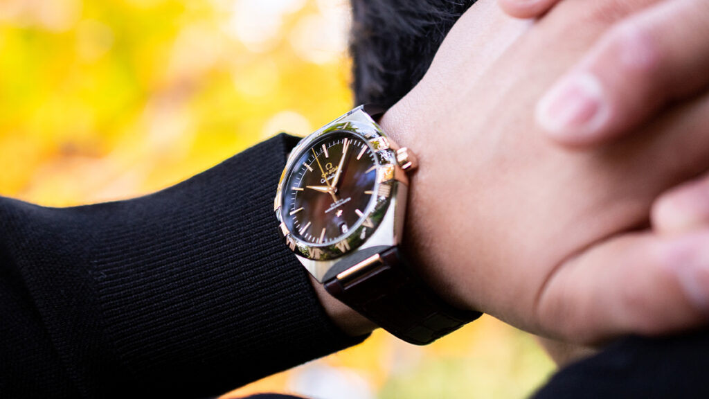 18Kセドナゴールドとワインレッドの調和｜オメガ コンステレーション