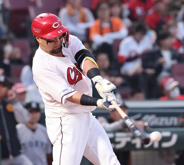 広島・末包に珍現象 戸郷にバットを3本を折られる 苦笑いで交換も4