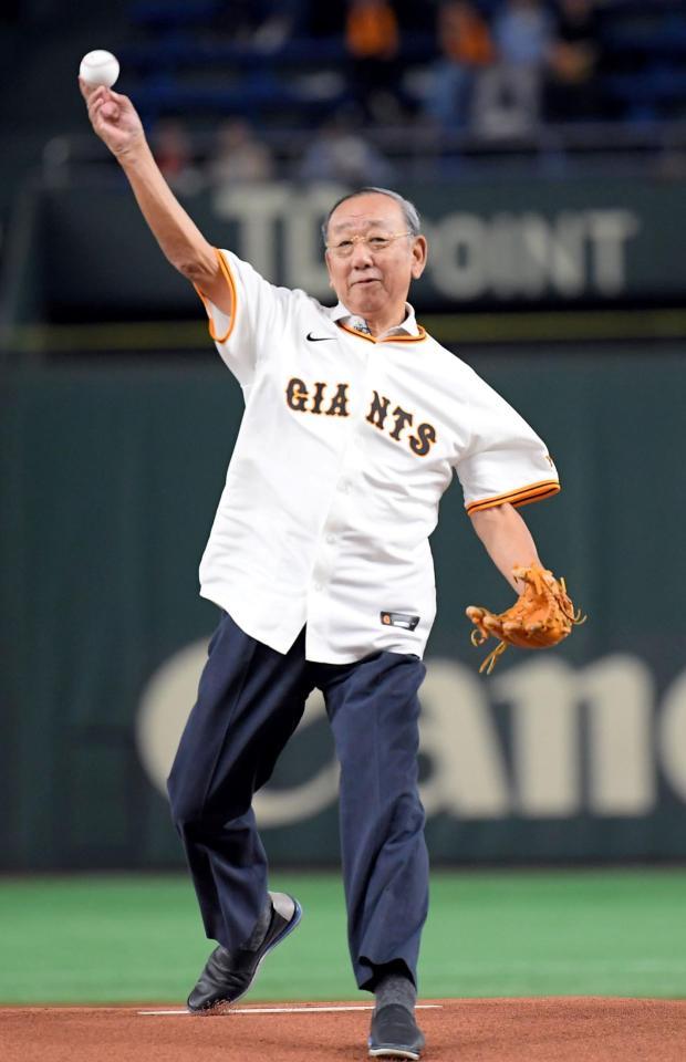 巨人・堀内恒夫元監督 豪快フォームからノーバウンド始球式 投げ終わり